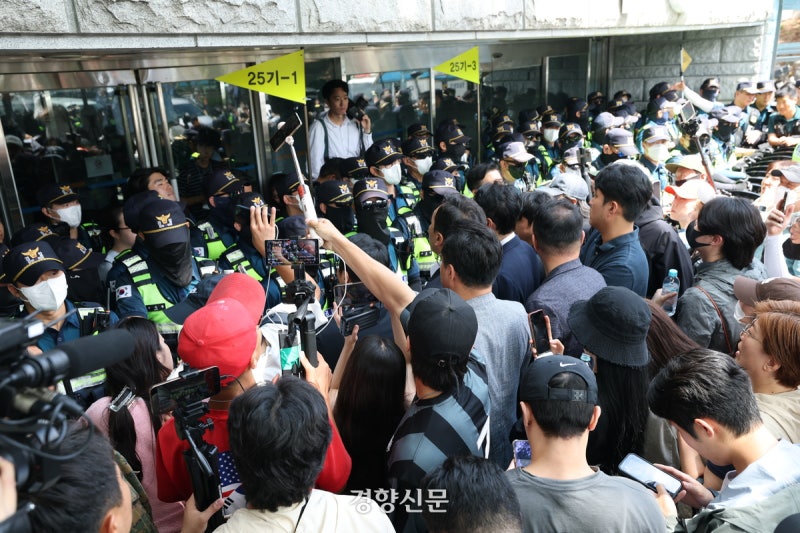 [단독]잠실 시위 현장 업무에 ‘긴급 심리지원’ 받은 경찰 19명…법적 대응 위한 ‘법률 상담’ 24명