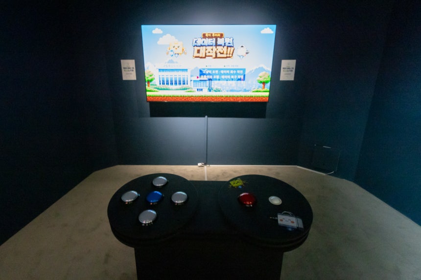 미출시 게임 ‘그날이 오면’을 인공지능(AI) 기술로 재현해 만든 게임. 2명이 함께 체험할 수 있도록 구성했다.  국립중앙도서관 제공