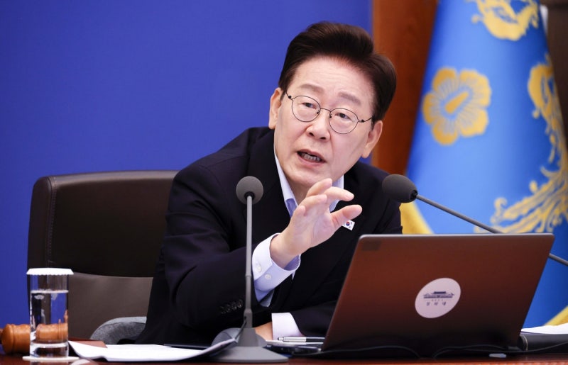 [속보] <b>이 대통령</b> “일본의 <b>잃어버린 30년</b>…우리도 그 정점으로 가는지...