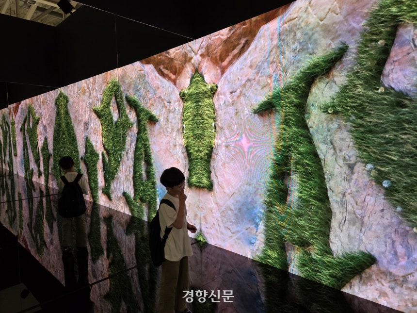 국가유산진흥원이 선보인‘헤리티지 : 타임리스 타임’전시.배문규 기자