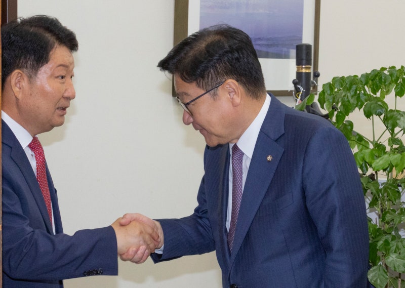 ‘원내대표 멱살’ 권영진, 자진 탈당 안 하면 제명 수순