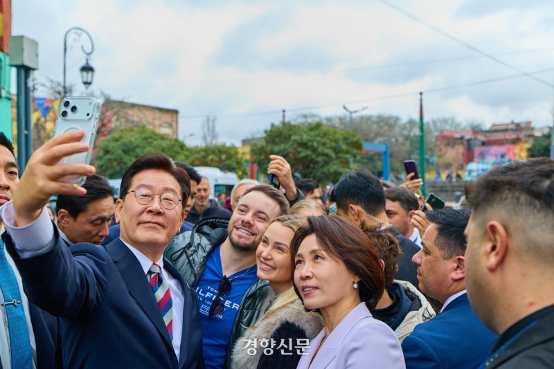 [사설]순방서 귀국하는 이 대통령, ‘연임 개헌’ 논란 직접 끝내야