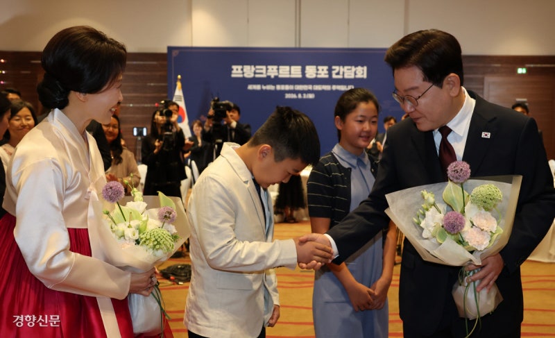 긴장한 어린이, 웃음 터진 여사[포토뉴스]