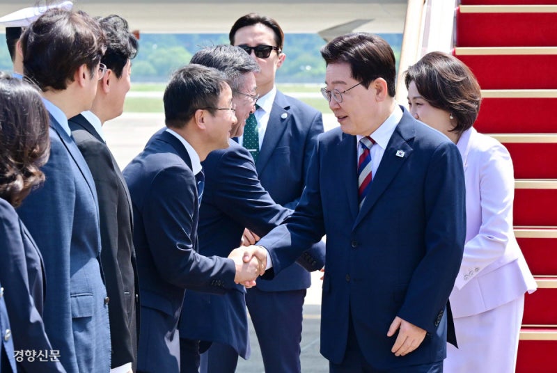 순방 마친 이 대통령, 곧장 ‘부동산·주식 점검’ 회의 주재