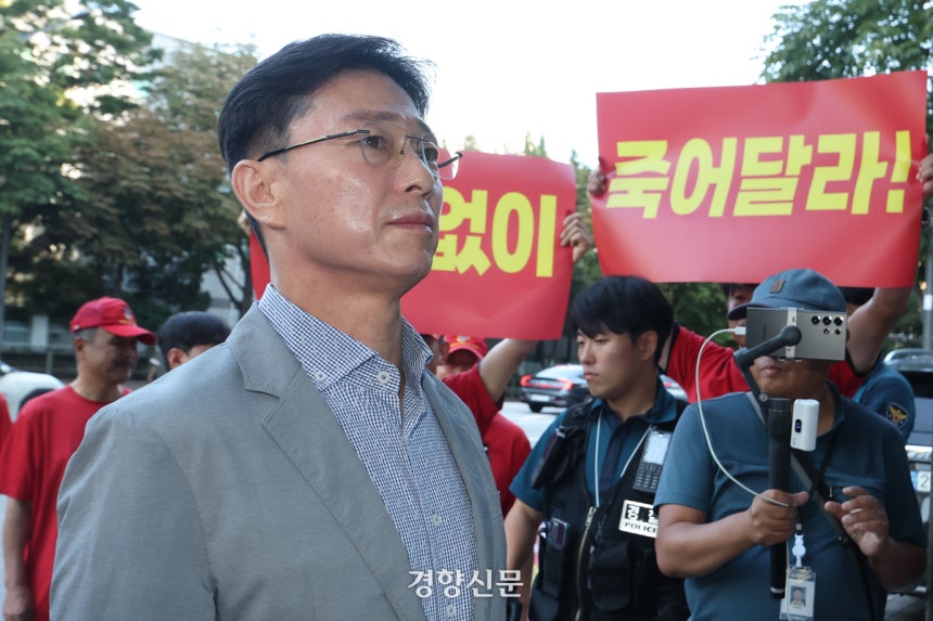 임성근 전 해병대 1사단장이 2025년 9월 11일 서울 서초구 채상병 특검 사무실 앞에서 이명현 특검과 면담을 시도하고 있다.한수빈 기자