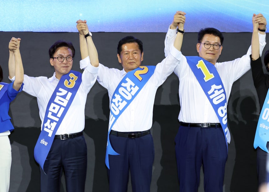 더불어민주당 당대표 후보인 송영길, 정청래, 김민석(기호순. 오른쪽부터) 후보가 8일 인천 남동체육관에서 당원들에게 인사하고 있다. 연합뉴스