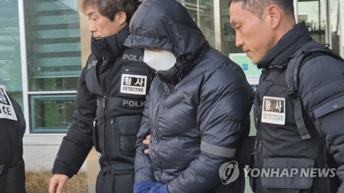 환경미화원을 상대로 갑질한 의혹을 받는 강원 양양군 소속 7급 운전직 공무원 A씨가 지난해 12월5일 춘천지법 속초지원에서 열린 구속 전 피의자 심문(영장실질심사)을 마치고 나오고 있다.연합뉴스