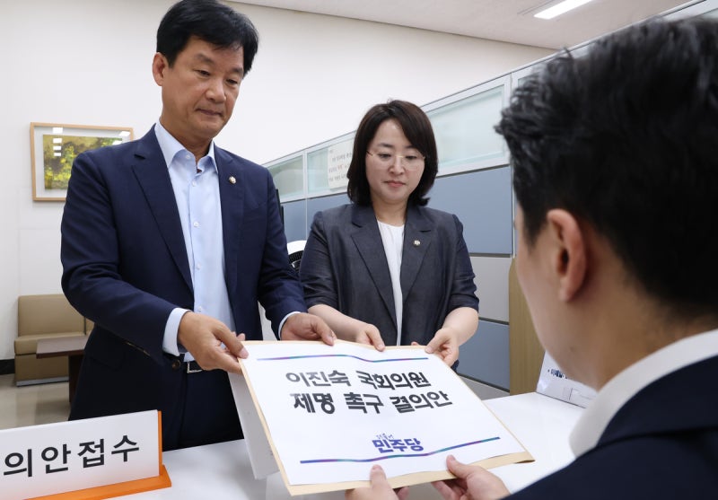“동료라 하기도 부끄러워”···민주당, ‘5·18 토론회 강행’ <b>이진숙</b>...