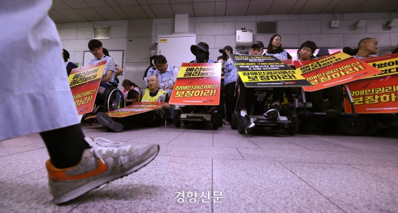 전장연 시위로 <b>서울역</b> 1호선 하행선·4호선 상행선 무정차 통과