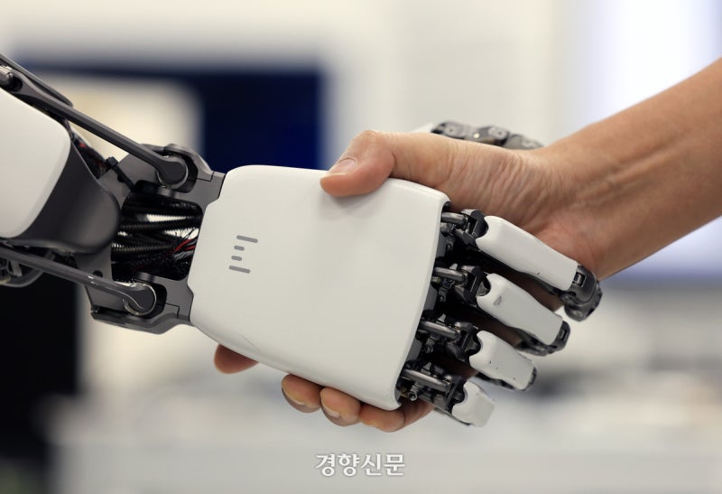 [사설]AI 도입과 청년고용 ‘동행 가능’하다는 한은 보고서