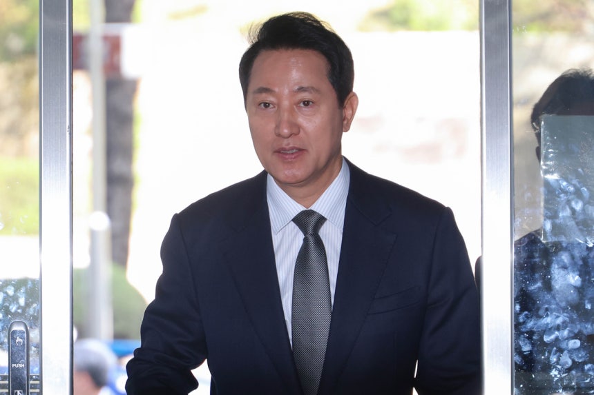여론조사비 대납 의혹을 받는 오세훈 서울시장이 지난4월15일 서울 서초구 서울중앙지방법원에서 열린 정치자금법 위반 관련 공판에 출석하고 있다. 사진공동취재단
