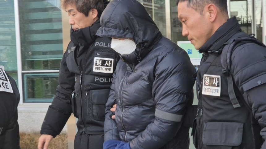 환경미화원을 상대로 갑질한 의혹을 받는 강원 양양군 소속 7급 운전직 공무원 A씨가 지난해 12월5일 춘천지법 속초지원에서 열린 구속 전 피의자 심문(영장실질심사)을 마치고 나오고 있다. 연합뉴스.