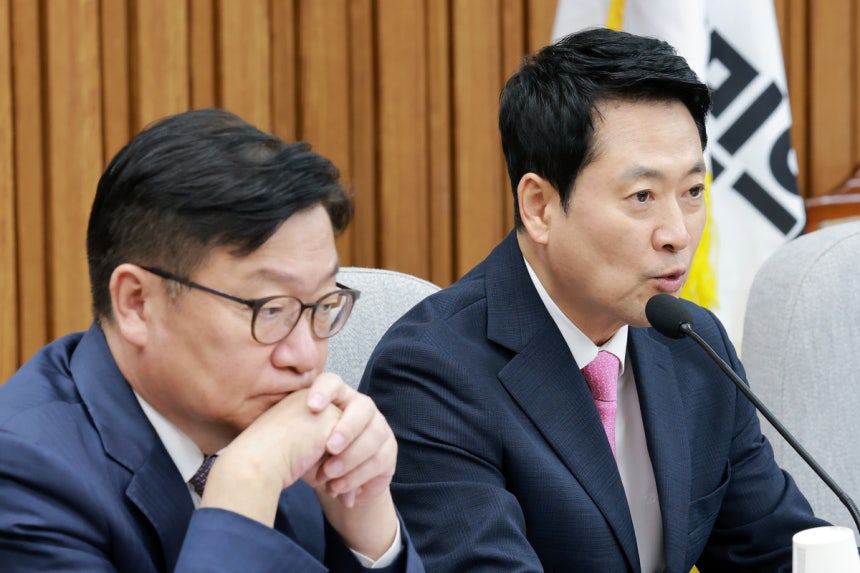 장동혁 국민의힘 대표가 지난 20일 국회에서 국민의힘 정책위원회와 여의도연구원이 연 ‘이재명 정부 2년차 평가 토론회’에 참석해 인사말을 하고 있다. 왼쪽은 정점식 원내대표. 연합뉴스