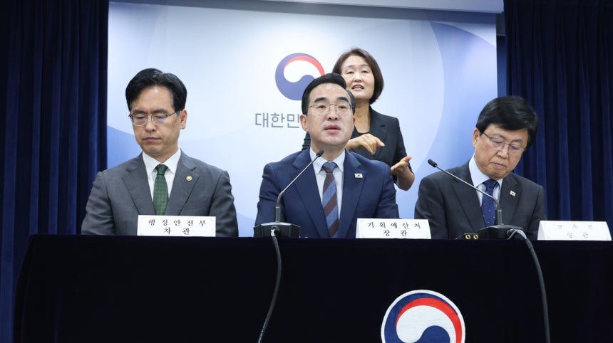 박홍근 기획예산처 장관(가운데)과 최교진 교육부 장관(오른쪽), 김민재 행정안전부 차관이 21일 정부서울청사에서 지방교육재정교부금 개편 관계부처 합동브리핑을 하고 있다. 연합뉴스
