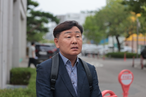 김관영 전 전북특별자치도지사가  21일 전북경찰청에서 공직선거법상 허위사실공표 혐의에 대한 경찰 소환 조사를 마치고 취재진과 인터뷰하고 있다. 연합뉴스