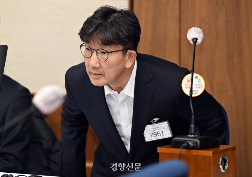 국민의힘 권성동 의원이 지난해 11월 서울중앙지법에서 열린 정치자금법 위반 혐의 사건 1차 공판에 출석하고 있다. 사진공동취재단