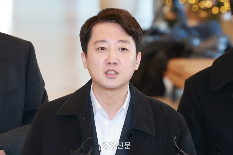 <b>이준석</b>, <b>개혁신당 대표 사퇴</b> “지선 후 자강·쇄신 제안…호응 못얻어”
