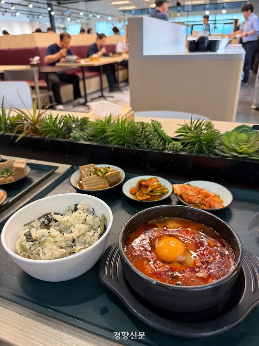 ‘구내식당 덕후’일본인 여행객 고와다 도루씨가 구내식당 맛집 1위로 꼽은 용산역 아이파크몰 직원식당 메뉴.사진 고와다 도루 제공