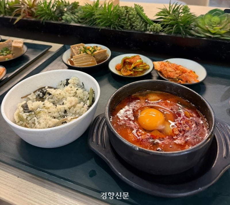 “한국 오면 무조건 갑니다”···‘구내식당 덕후’ 일본인이 뽑은 한국 구내식당 1위는?