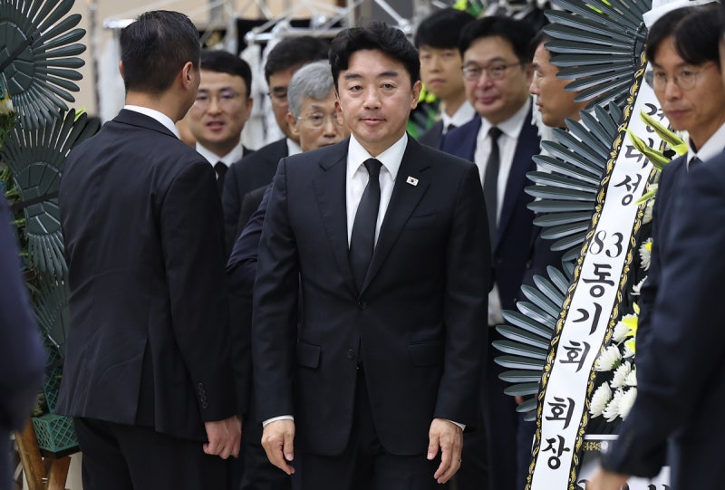 강훈식·김민석, 조희대 부친상 조문…‘재제청 충돌’ 잠시 소강