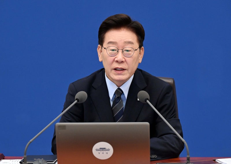 <b>이 대통령</b> “전 정권이 만든 <b>성장</b> 보릿고개…지금은 파이 키울 때”
