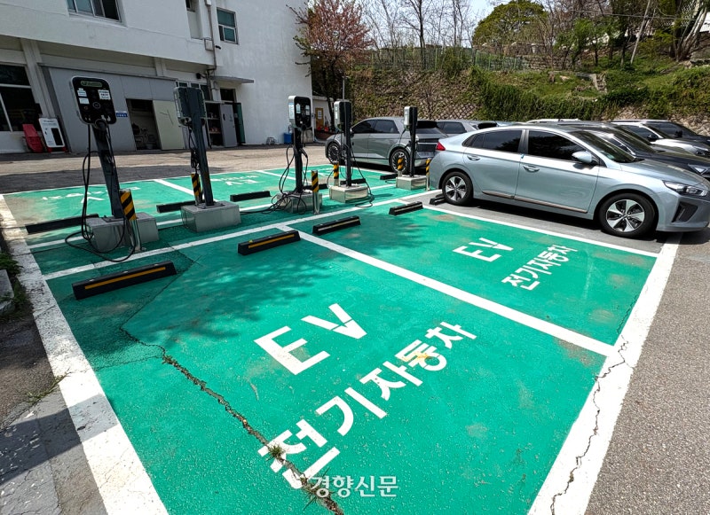 가을철 <b>전기차 충전요금</b> 싸진다…주말 낮 최대 32% <b>할인</b>