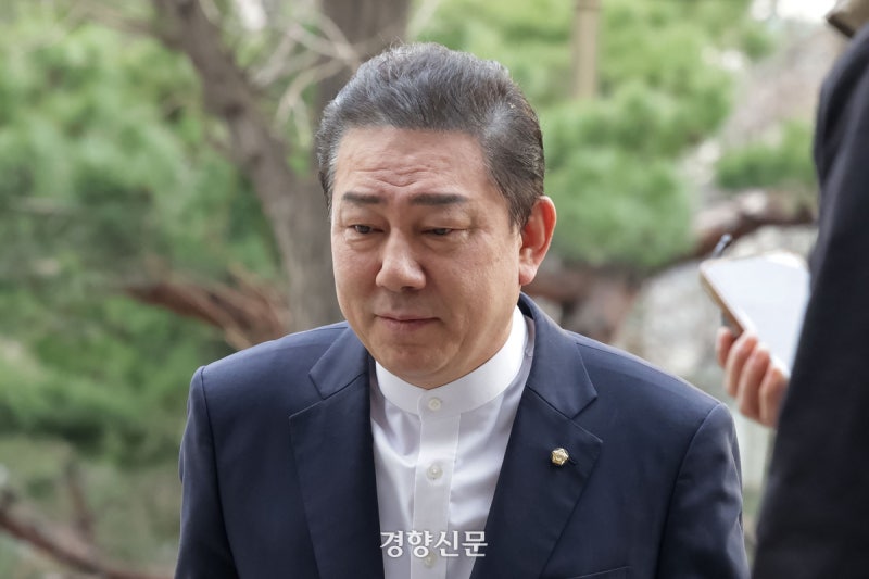 [속보]경찰, <b>김병기</b> 의원 <b>뇌물</b>수수 등 혐의로 <b>구속영장</b> 신청…수사 착수...