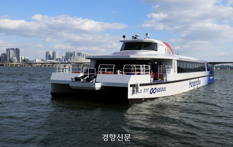 말도 많고 탈도 많았던 ‘<b>한강버스</b>’ 운항 1년···누적 탑승객 60만329...