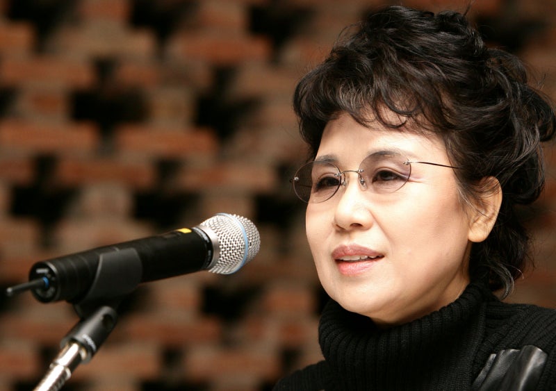 <b>심수봉</b>, ‘17세 후배 저격 논란’ 하루만에 <b>사과</b>···“실언을 했다”