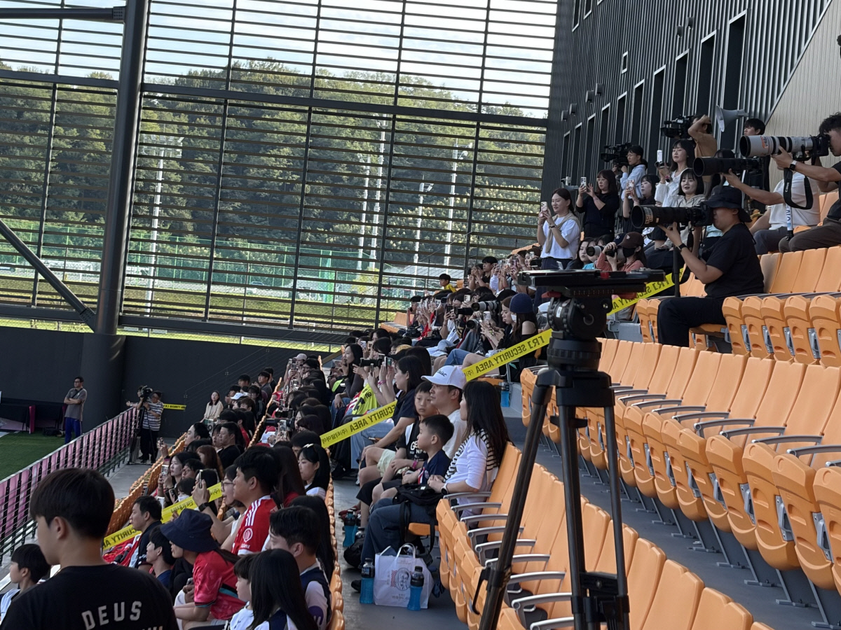 모레노호 첫 훈련 보러 온 팬들 “월드컵 때 실망, 한국 축구 새출발 응원”