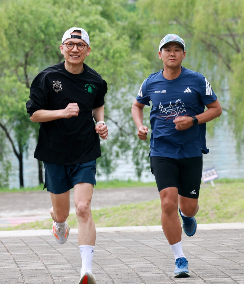 달릴수록 금리 더 주고 관절 부상 땐 치료비 보장…금융계, 젊은층 공략 통로 ‘러닝족’을 모셔라