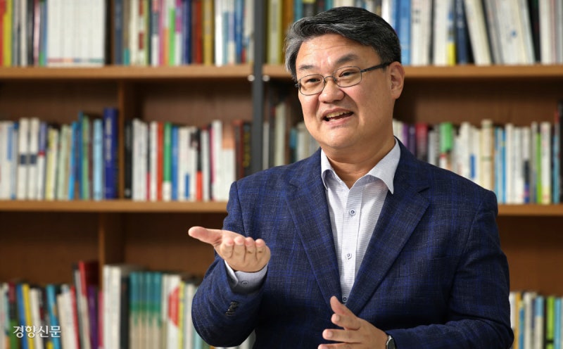 [논설위원의 단도직입]“데이터센터 계획, 절반이 허수일 듯…AI용 전력, 재생에너지로 한정을”