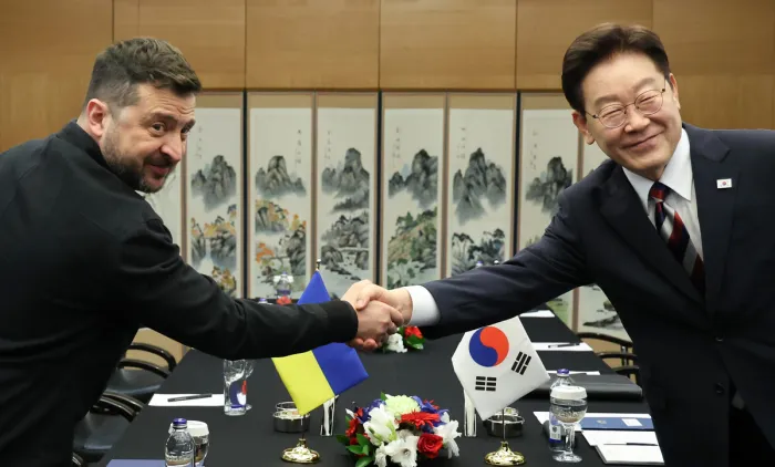 <b>청와대</b> “‘<b>포로송환</b> 비공개 합의 없었다’는 허위 공보…우크라에 강...