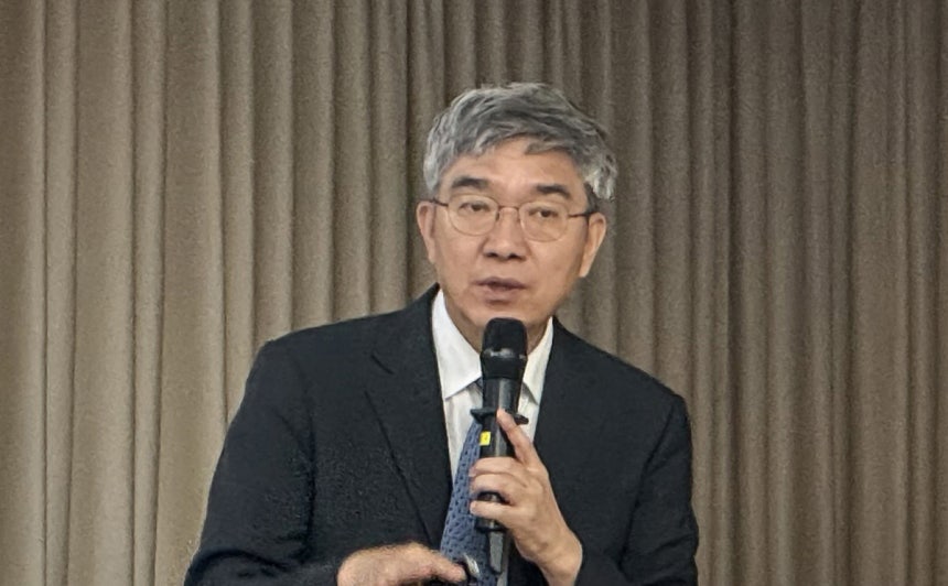 지용근 목회데이터연구소 대표가 28일 서울 중구 서울YWCA 대강당에서 <한국교회 트렌드 2027> 주요 내용을 소개하고 있다.연합뉴스