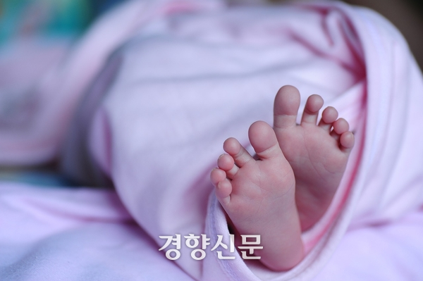[단독]한 달 651시간 일하는 신생아중환자실 의사···국립대병원 10곳 중 4곳 전담전문의 1~2명 뿐