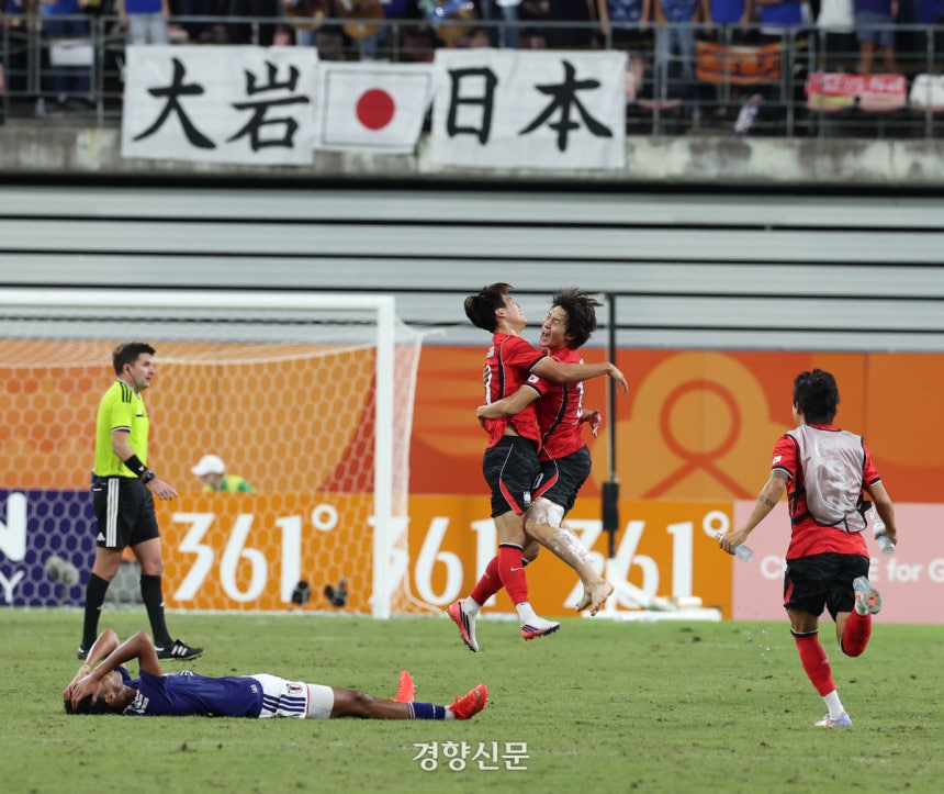 대한민국 아시안게임 축구 국가대표 선수들이 3일 일본 아이치현 도요타 스타디움에서 열2026 아이치·나고야 아시안게임 남자축구 결승전에서 일본을 꺾고 우승한 뒤 환호하고 있다. 2026.10.3. 도요타｜강윤중 선임
