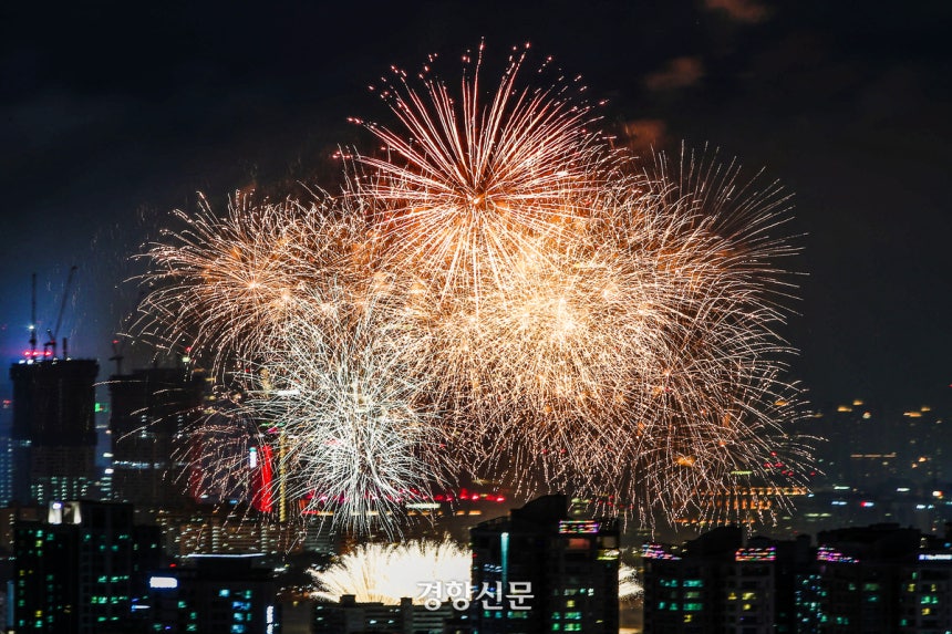 서울 여의도 한강공원 일대에서 열리는 서울세계불꽃축제 자료 사진.한수빈 기자