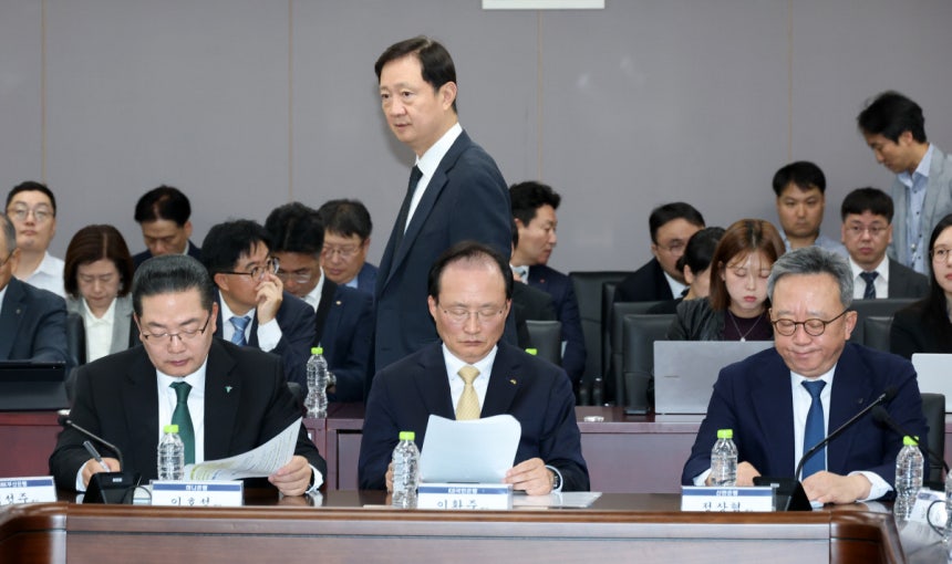 연휴에‘긴급 소집’된 시중은행 수장들 인공지능(AI)을 활용한 해킹 공격이 금융권 전체로 확대되자 금융당국이 휴일인 4일 서울 종로구 정부서울청사에서 긴급 점검회의를 열었다.이찬진 금융감독원장이 회의에 소집된 이