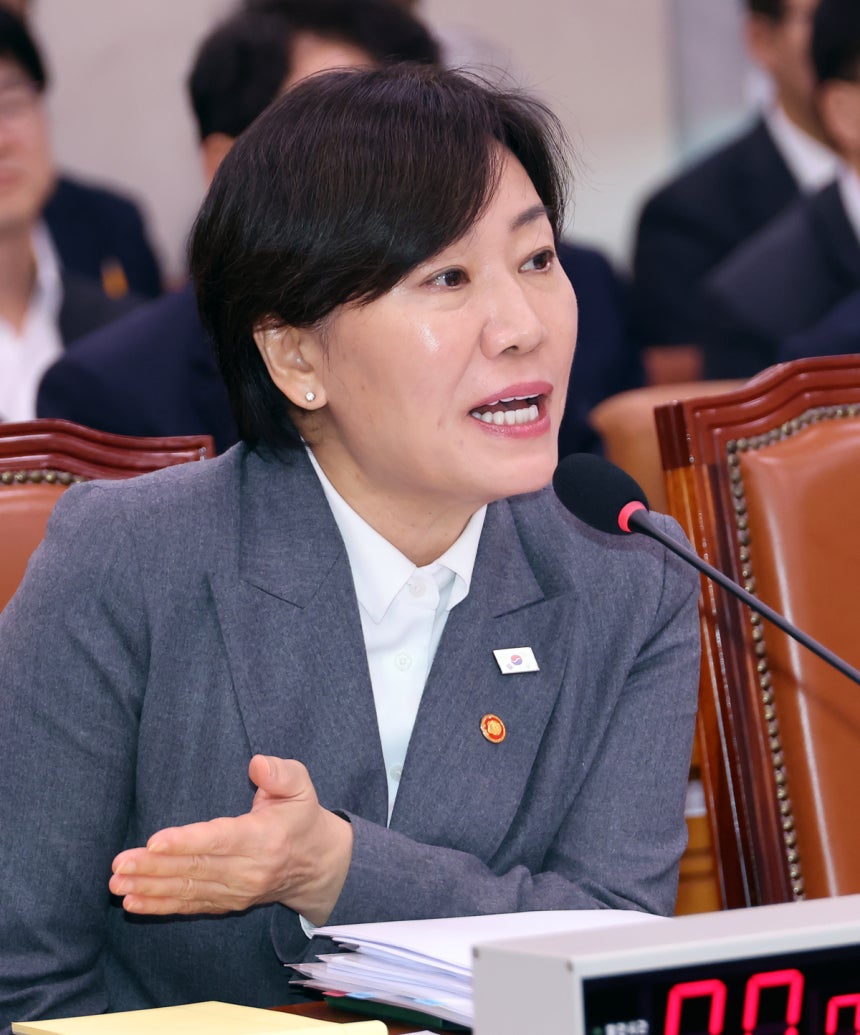송미령 농림축산식품부 장관이 7일 국회에서 열린 농림축산식품해양수산위원회 국정감사에서 여야 위원들의 질의에 답하고 있다. 연합뉴스