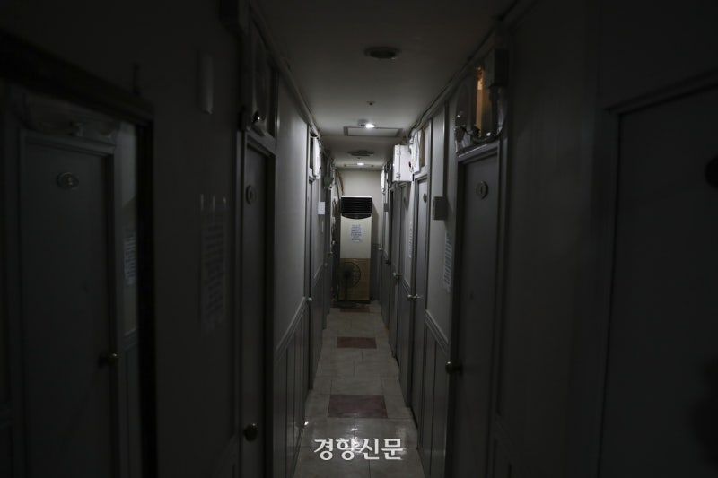 [사설]사우나·PC방 떠도는 ‘홈리스 청년’들, 방치 안 된다