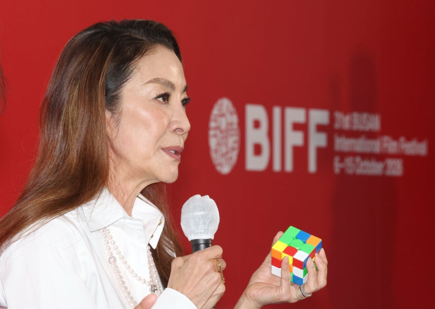 제31회 부산국제영화제 이틀째인 7일 부산 해운대구 영화의전당에서 열린 <우리 할머니는 큐브왕> 기자회견에서 배우 양쯔충(양자경)이 질문에 답하고 있다.연합뉴스