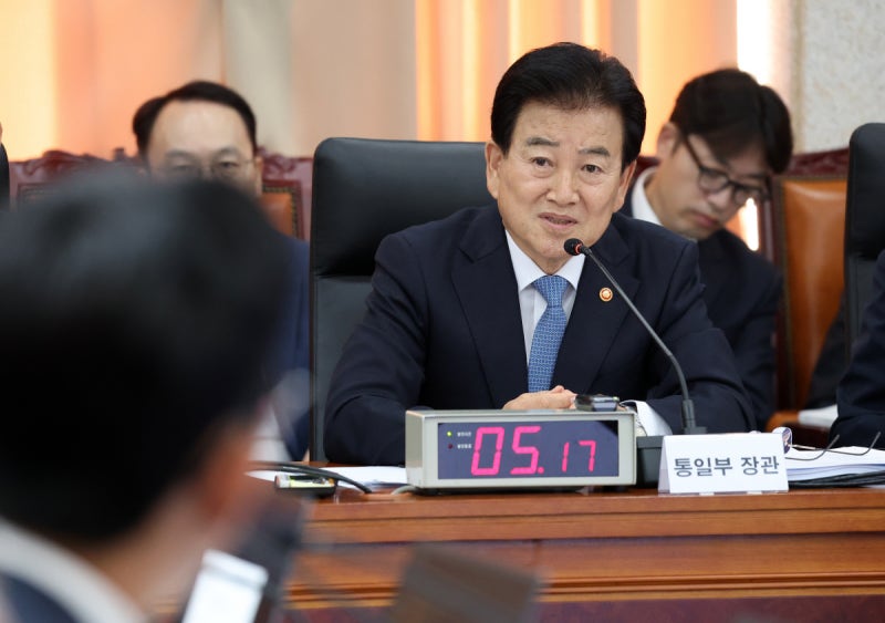 ‘북향민’ 표현에 발끈한 국힘 박충권, 정동영에 “북한 대변인” 여야 신경전