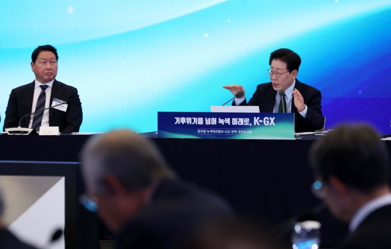 “선제적 녹색대전환  3대 메가 필수 전제”  이 대통령, 대한상의 보고회 주재