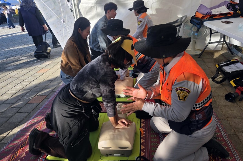 영산강축제 현장에서 ‘심폐소생술’ 배우는 시민들[포토뉴스]