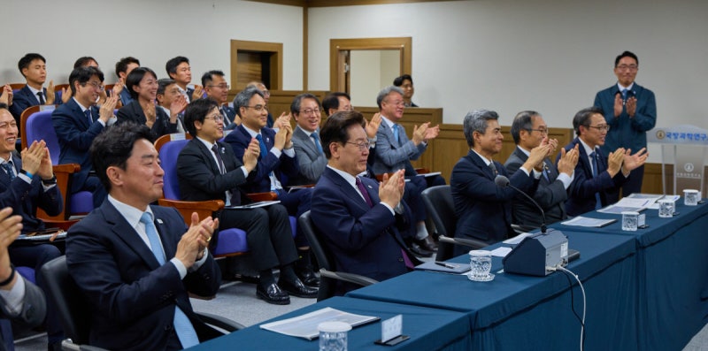 극초음속 미사일 최초 시험발사 성공…이 대통령, 직접 참관