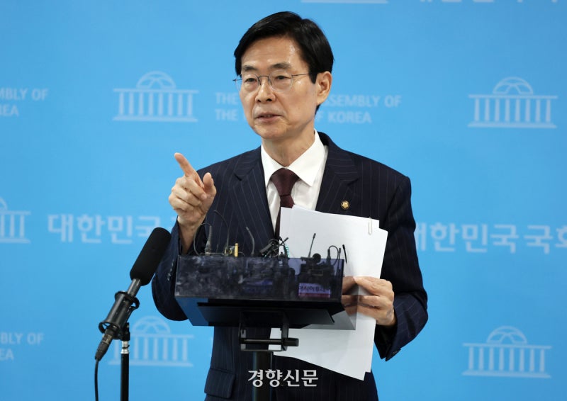 국힘 <b>조경태</b>, <b>노무현</b> 전 대통령 <b>묘역 참배</b>…“국감장서 서거 장소 언급...