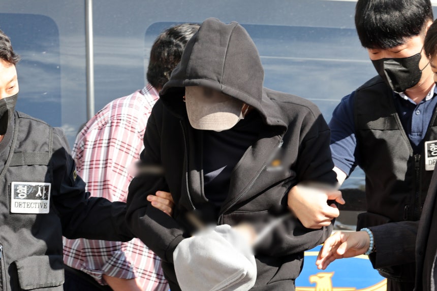 평소 알고 지내던 60대 부부를 살해한 혐의로 체포된 A(50대)씨가 9일 오후 광주지방법원에서 열린 구속 전 피의자 심문(영장실질심사)에 출석하고 있다.연합뉴스
