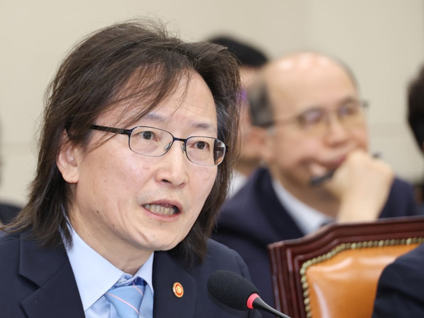 주병기 공정거래위원장이 12일 국회에서 열린 정무위원회 국정감사에서 위원들의 질의에 답하고 있다.연합뉴스