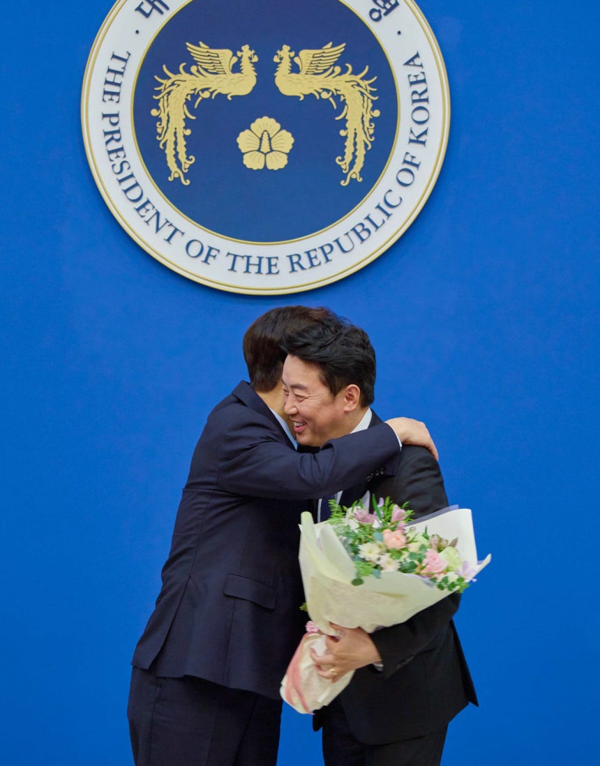 공로패·꽃다발 받고 포옹 이재명 대통령이 15일 청와대에서 강훈식 전 비서실장에게 공로패를 수여한 뒤 포옹하고 있다. 청와대 제공