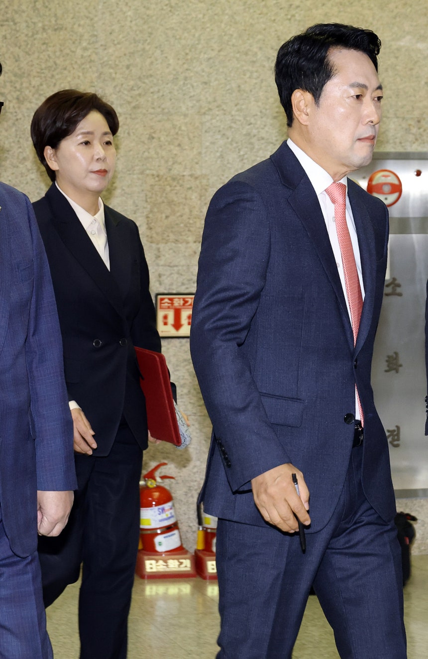 굳은 표정들 장동혁 국민의힘 대표(오른쪽)와 양향자 최고위원이 15일 국회에서 열린 최고위원회의에 입장하고 있다. 연합뉴스